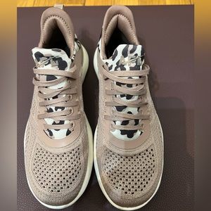 APL Women’s Techloom Tracer almond/ pristine/leopard, size 6